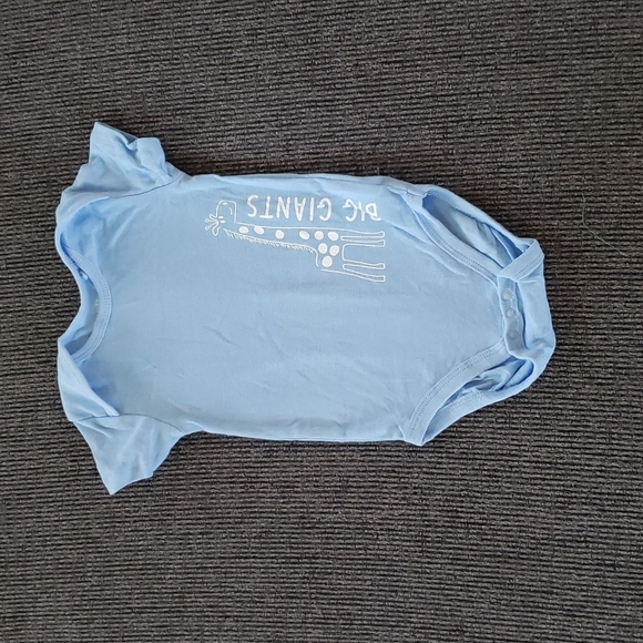 NWOT (New Without Tags) 4 pack of onesies 6-12 months. - Picture 2 of 5